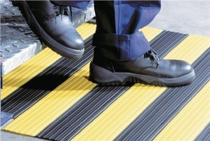 Arbeitsplatz-Bodenbelag B600xL10000xH5mm schwarz/gelb Weich-PVC m.Profil