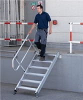 Treppe m.Geländer Stufenbreite 1000mm Neigung 60 Grad max.H.1750mm